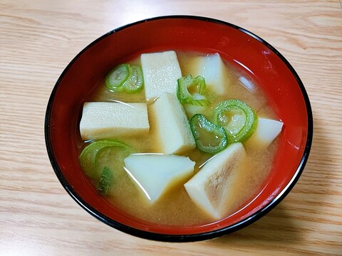 じゃがいもと高野豆腐とねぎの味噌汁